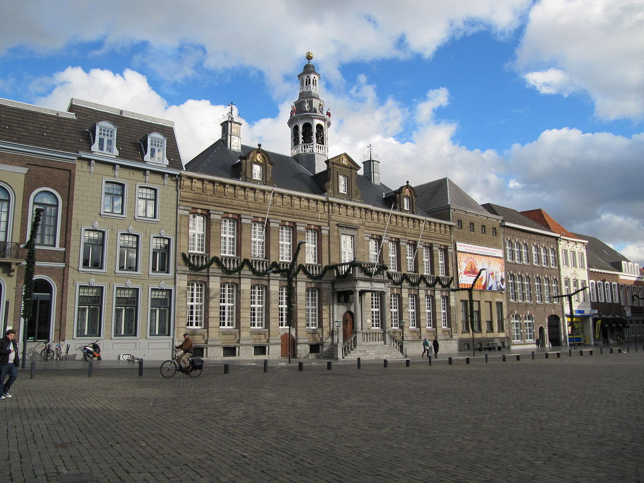 1280px-RM32567_Roermond_-_Stadhuis